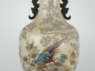Vente aux enchères Grand vase ovoïde Extrême-Orient 1900 en grès polychrome à décor d’ois