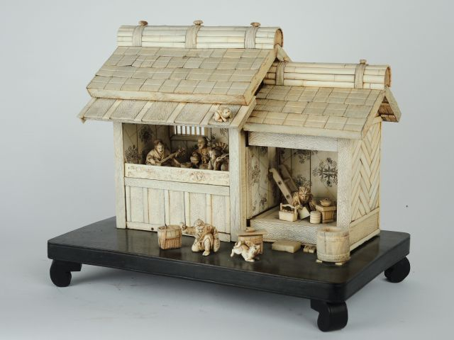Groupe en ivoire du Japon XIXème « Habitation animée, cinq personnages