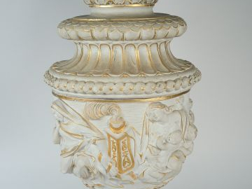 Grand vase couvert Louis XVI en stuc blanc rehaussé d'or, à décor en r