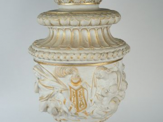 Vente aux enchères Grand vase couvert Louis XVI en stuc blanc rehaussé d'or, à décor en r