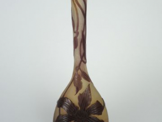 Vente aux enchères GALLE. Vase soliflore en verre à décor gravé en camée à l’acide de clé