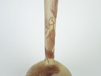 Vente aux enchères 	GALLE. Vase soliflore en verre à décor gravé en camée à l’acide d’hib