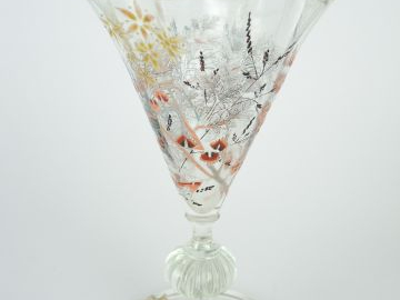 GALLE. Vase cornet en cristallerie émaillée à décor polychrome de végé