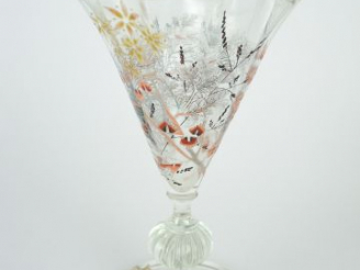 Vente aux enchères GALLE. Vase cornet en cristallerie émaillée à décor polychrome de végé
