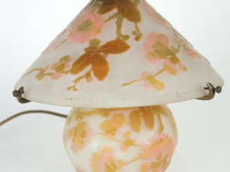 Vente aux enchères GALLE. Lampe en verre à décor gravé en camée à l'acide de pommiers en 