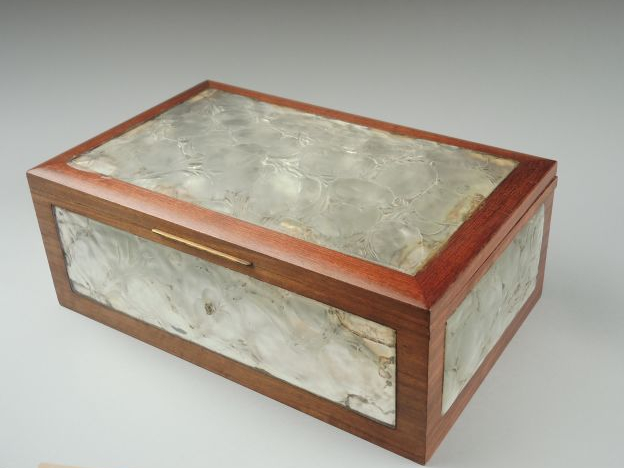 R. LALIQUE. Coffret 'Monnaie du pape'. Décoré de plaques de verres sur