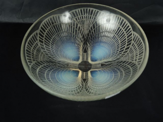 Vente aux enchères R.LALIQUE. Coupe " Coquilles" en verre opalescent. Signée. Diam. : 24 