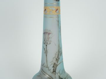 DAUM. Grand vase à décor gravé en camée à l'acide et émaillé de chardo