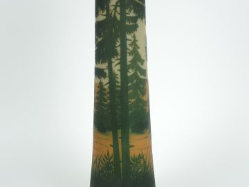DAUM. Grand vase en verre gravé en camée à l’acide à décor de paysage 