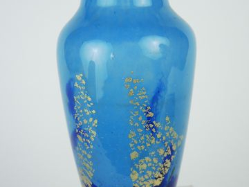 DAUM. Vase en verre poudré bleu et incrustations de feuilles d'or. Sig