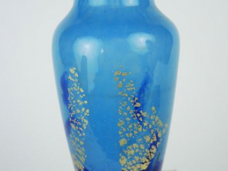Vente aux enchères DAUM. Vase en verre poudré bleu et incrustations de feuilles d'or. Sig