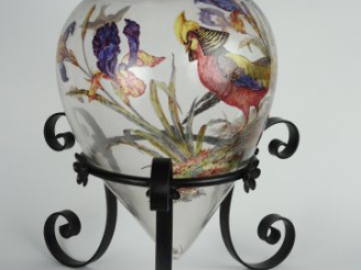 Vente aux enchères Vase ovoïde 1900 en cristal à décor  polychrome et émaillés de coqs de