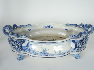 Vente aux enchères Jardinière XIXe en faïence de Delft à décor en camaïeu bleu de marine,