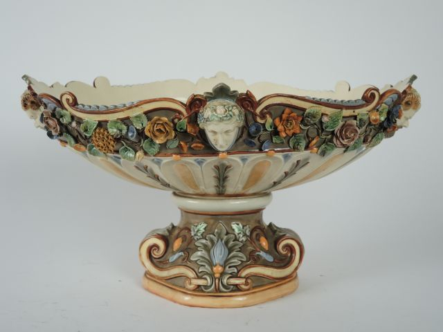 Grande coupe oblongue Napoléon III en faïence fine à décor polychrome 