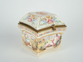 Vente aux enchères 	Boite 1900 en porcelaine polychrome de Capodimonte, décor d'allégorie
