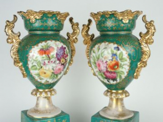 Vente aux enchères 	Paire de vases Napoléon III en porcelaine de Paris, à décor de fleurs