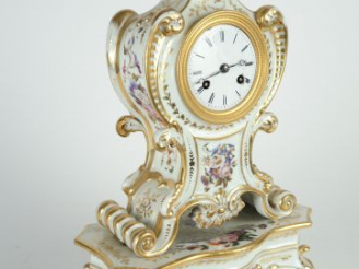 Vente aux enchères Cartel de style Louis XV en porcelaine à décor de fleurs polychromes s