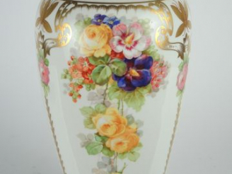 Vente aux enchères 	Vase ovoïde en porcelaine à décor de fleurs polychromes et d’insectes