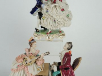 Vente aux enchères Deux différents groupes en porcelaine polychrome de Dresde ‘la danse’ 