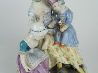 Vente aux enchères 	Groupe en porcelaine polychrome de Saxe fin XIXème ‘jeune mère et ses