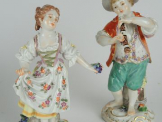 Vente aux enchères Deux différentes statuettes 1900 en porcelaine polychrome de Saxe ‘jeu