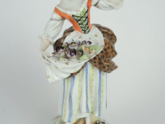 Vente aux enchères Sujet 1900 en porcelaine de Dresde ‘La marchande de fleurs’ H. 19 cm