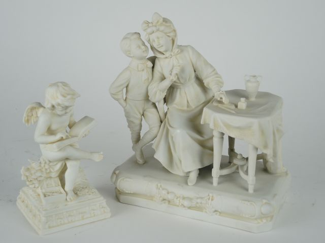 Deux différents sujets en biscuit 1900 ‘amour à la lecture’ et ‘jeune 