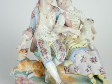 Groupe 1900 en porcelaine polychrome  ‘Couple de paysans’, H. 18 cm