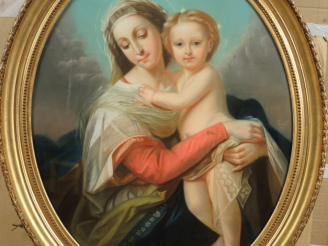 Vente aux enchères Ecole française XIXe  'Vierge à l’Enfant'. Grand pastel en médaillon m