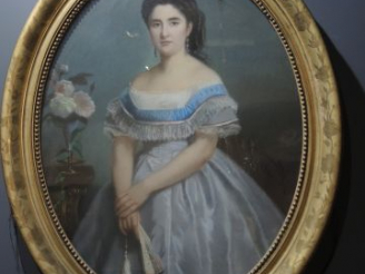 Vente aux enchères Gabriel DURAND 'Jeune femme à l'éventail'. Grand pastel signé en bas à