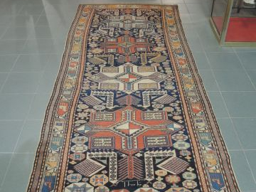 Tapis ancien fond noir