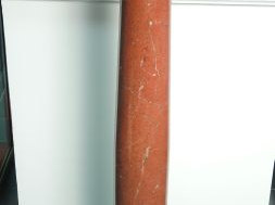 Vente aux enchères Colonne corinthienne de style Empire en marbre rouge et vert de mer, c