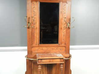 Vente aux enchères Portemanteau de style Henri II en noyer