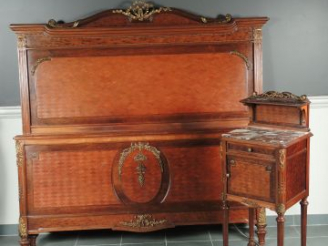 Vente aux enchères 	Mobilier de chambre à coucher de style Louis XVI en acajou mouluré et