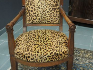 Vente aux enchères Paire de fauteuils Directoire, garniture de tissu panthère