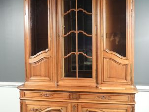 Vente aux enchères Mobilier de salle à manger de style Régence en noyer mouluré et sculpt