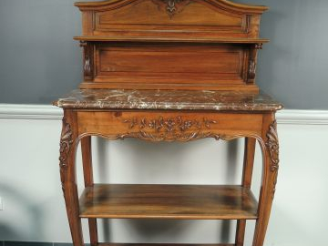 Mobilier de salle à manger de style Régence en noyer mouluré et sculpt