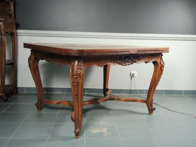 Mobilier de salle à manger de style Régence en noyer mouluré et sculpt