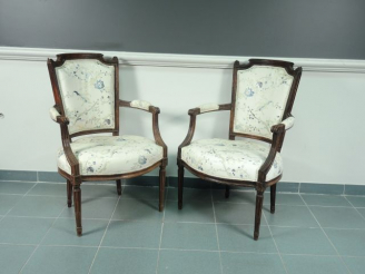 Vente aux enchères Paire de fauteuils Louis XVI, corniche en chapeau de gendarme