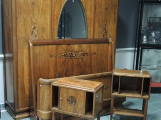 Vente aux enchères MAJORELLE. Chambre à coucher comprenant une armoire à glace, une coiff