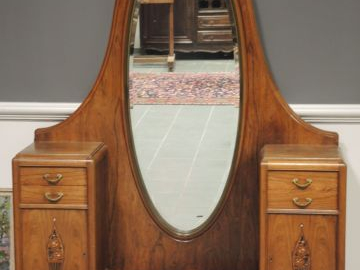 MAJORELLE. Chambre à coucher comprenant une armoire à glace, une coiff