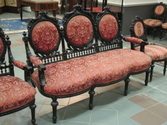 Vente aux enchères Mobilier de salon Napoléon III de style Louis XVI en bois sculpté ajou