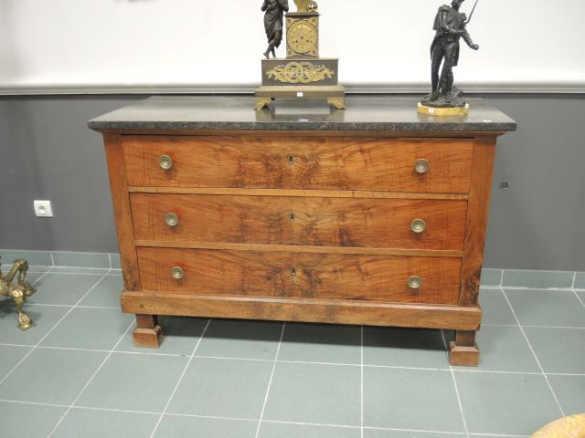 Commode Empire en placage d'acajou (restaurations, notamment aux pieds