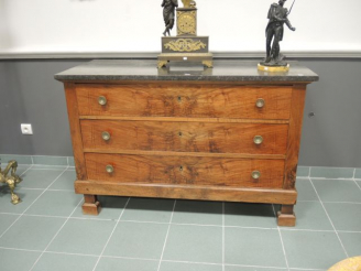 Vente aux enchères Commode Empire en placage d'acajou (restaurations, notamment aux pieds