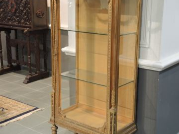 Vitrine de style Louis XVI en bois sculpté et doré, porte et cotés vit