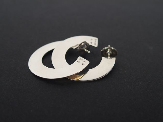 DIN VANH. Paire de créoles plates en argent. Dans son écrin d'origine 