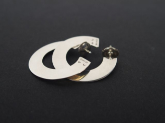 Vente aux enchères DIN VANH. Paire de créoles plates en argent. Dans son écrin d'origine 