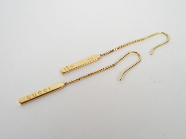 GUCCI. Paire de perce-oreilles en or jaune gravées GUCCI. Poids: 3,2gr