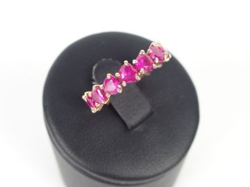 DODO POMELLATO. Bague en or 9 carats, ornées de rubis synthètiques en 