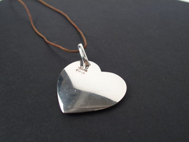 POMELLATO. Pendentif cœur dodo en argent, cordon en cuir. Dans son étu
